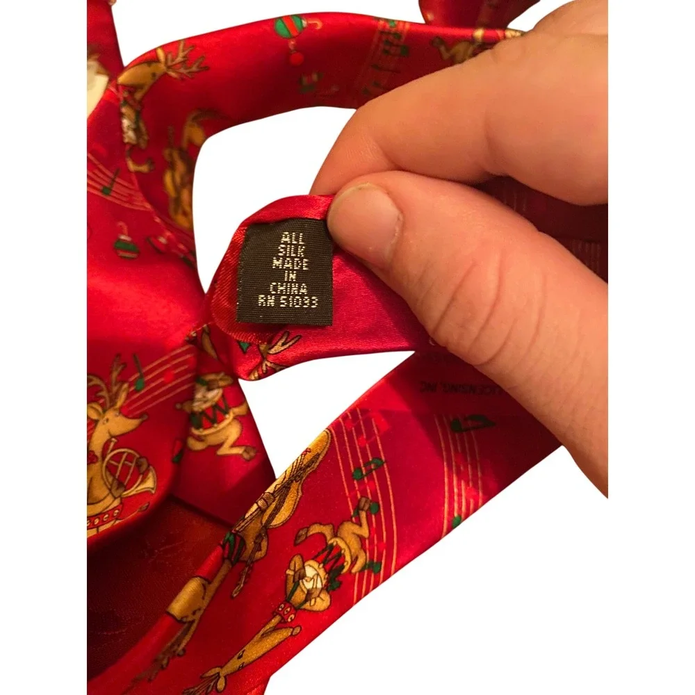 Hallmark Holiday Traditions Mens Red Silk Musical Reindeer‎ Christmas Tie NWT